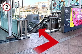 阿倍野歩道橋を渡り、あべの筋（大阪府道30号線）沿いに出て、「阿倍野筋商店街 あべの巴通り商店街」へ向かう階段を降ります 。